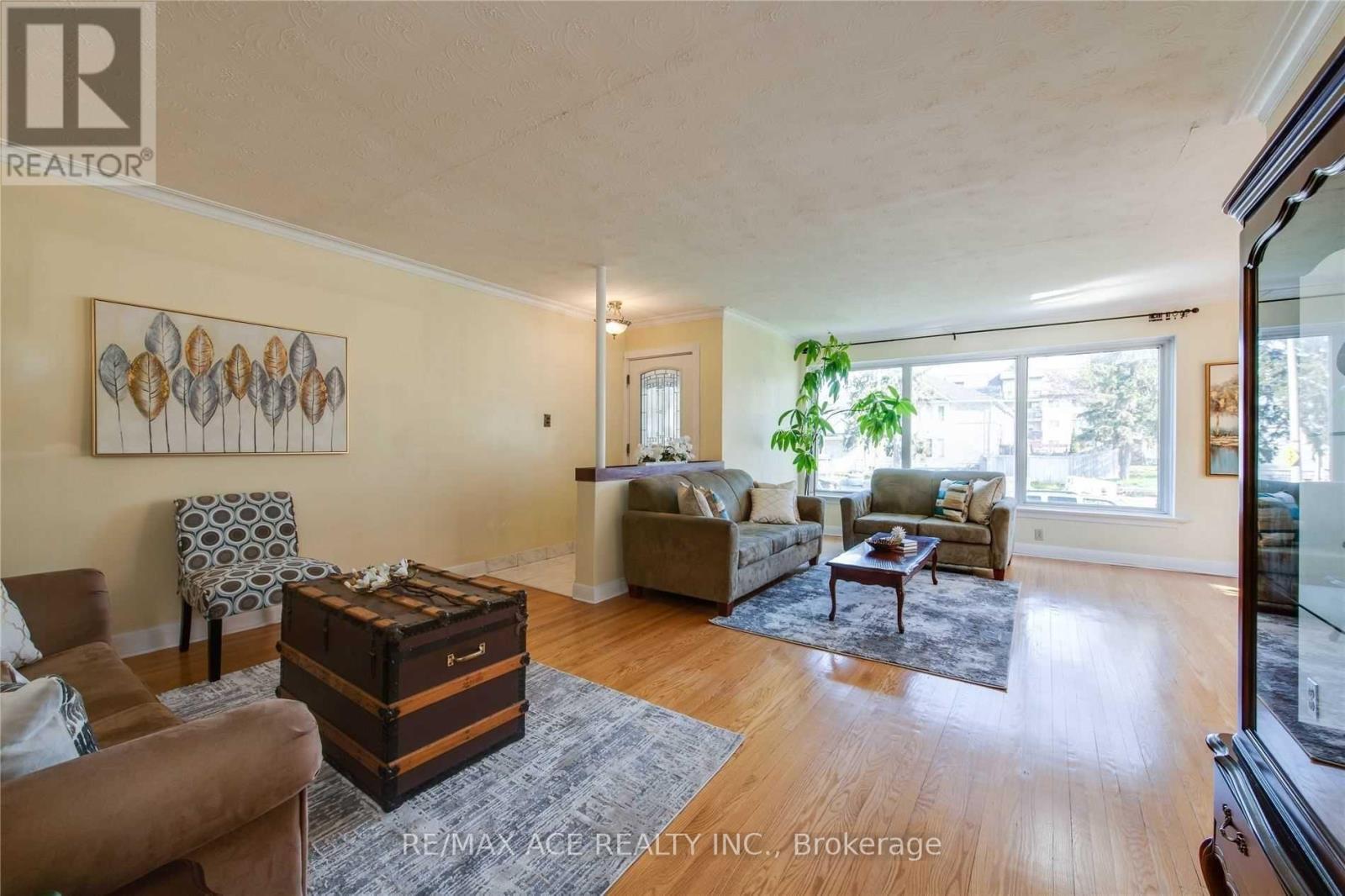 3715 St Clair Avenue E, Toronto, Ontario  M1M 1T5 - Photo 2 - E13227612