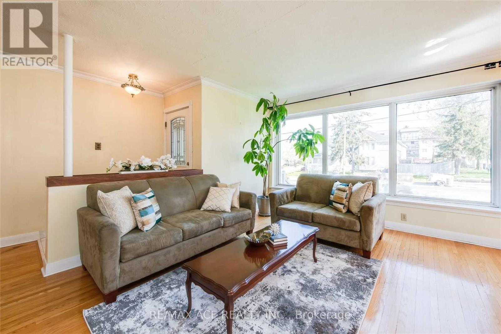 3715 St Clair Avenue E, Toronto, Ontario  M1M 1T5 - Photo 3 - E13227612