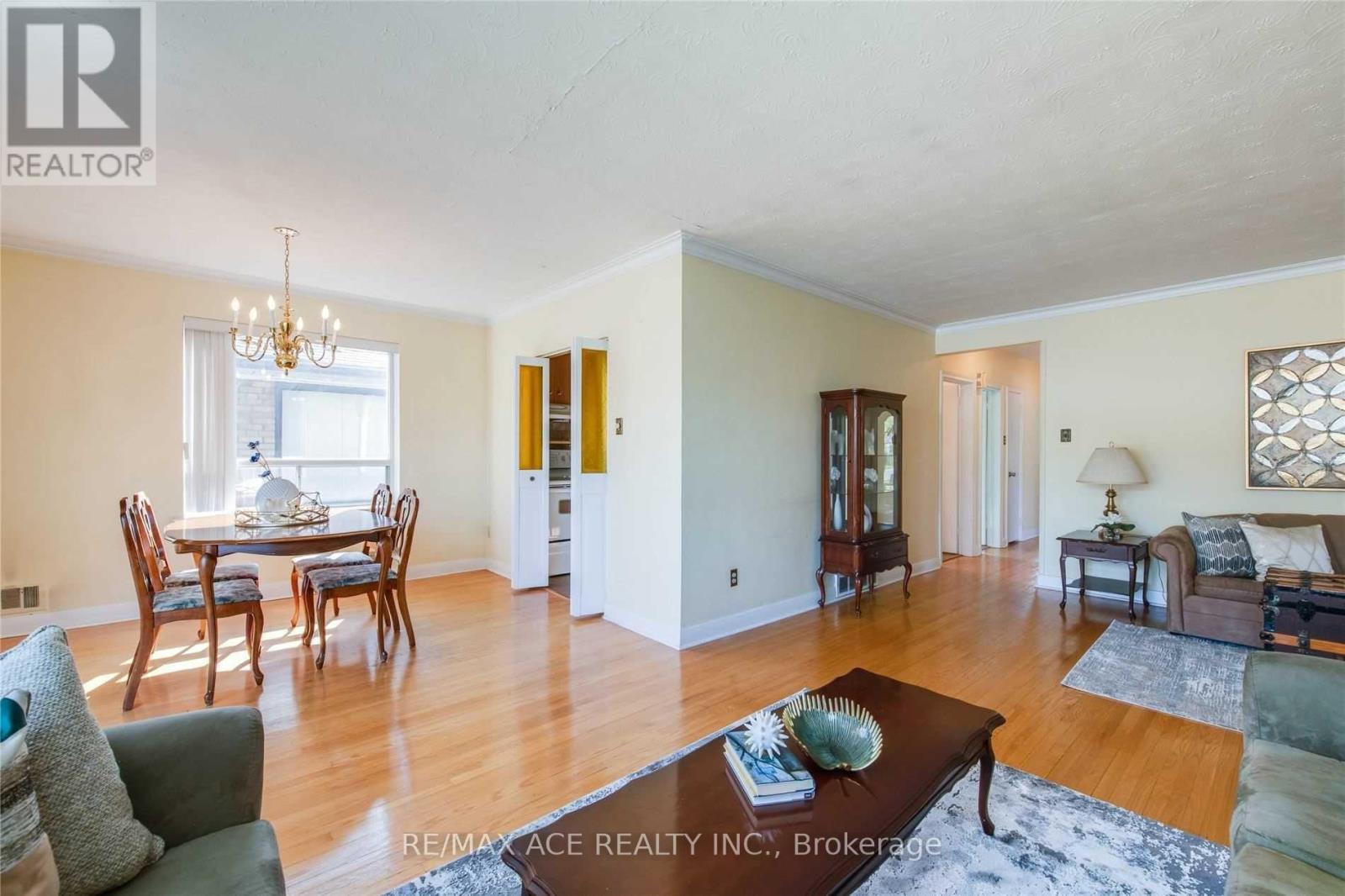 3715 St Clair Avenue E, Toronto, Ontario  M1M 1T5 - Photo 4 - E13227612