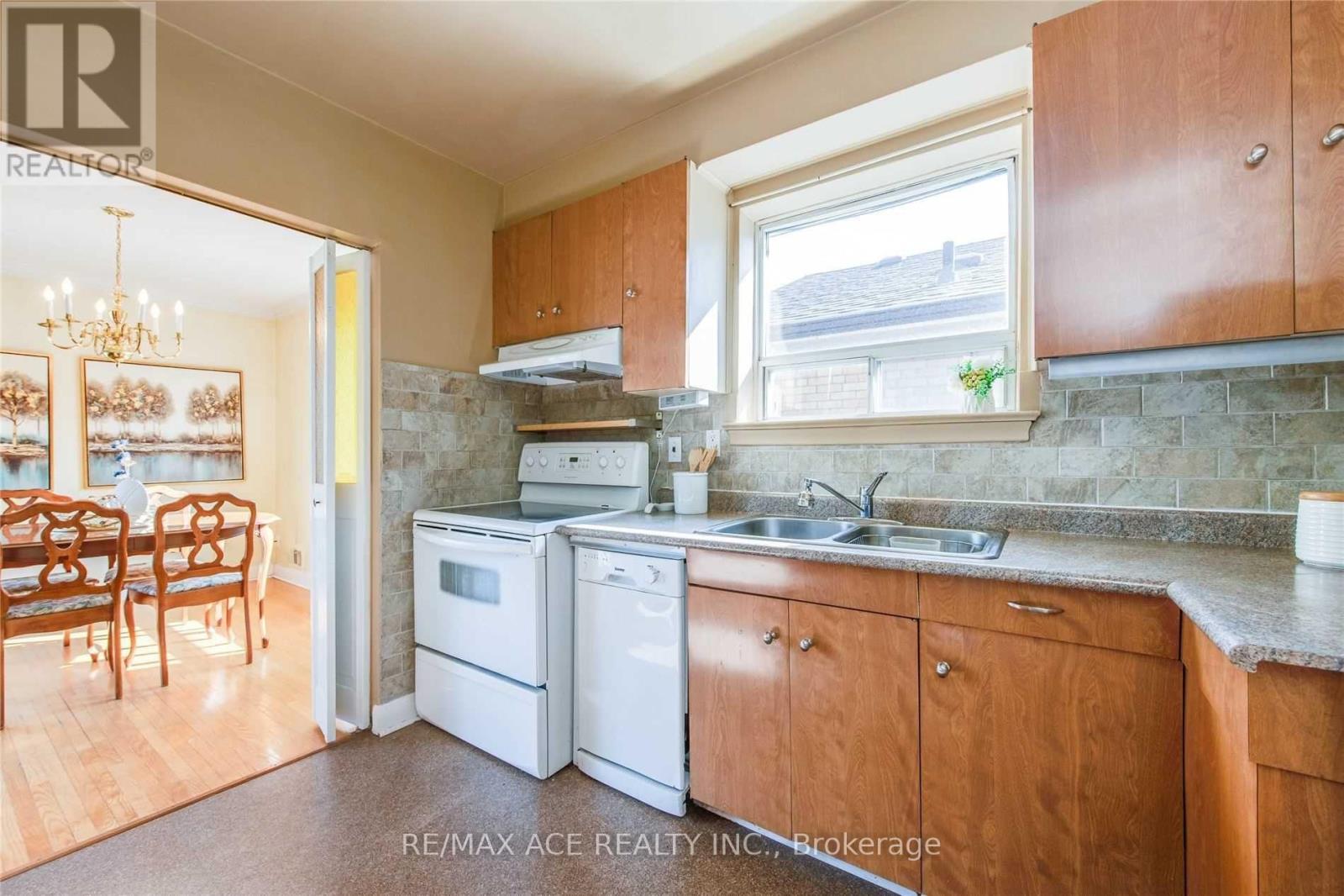 3715 St Clair Avenue E, Toronto, Ontario  M1M 1T5 - Photo 5 - E13227612