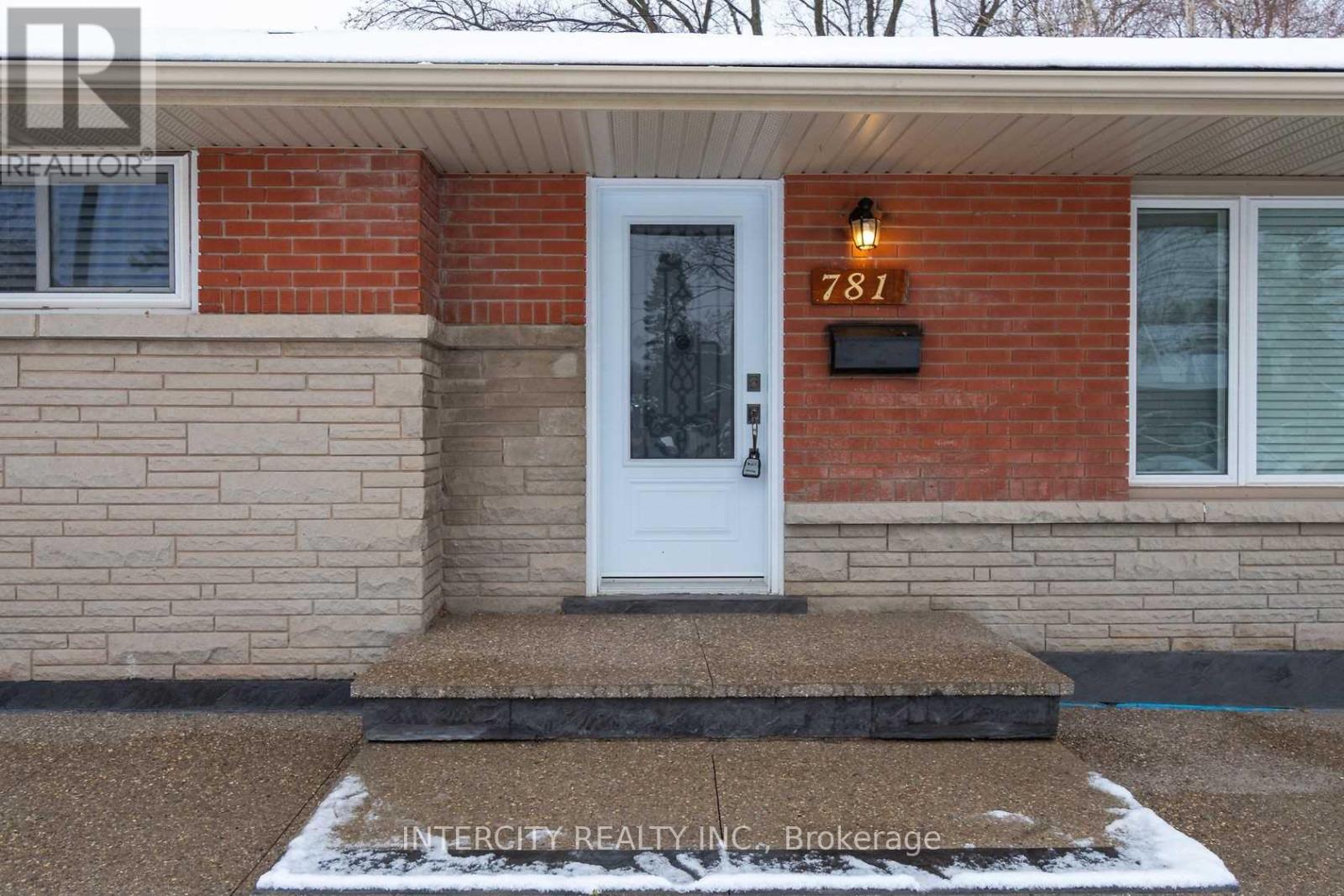 781 Drury Lane, Burlington, Ontario  L7R 2Y1 - Photo 3 - W13227660
