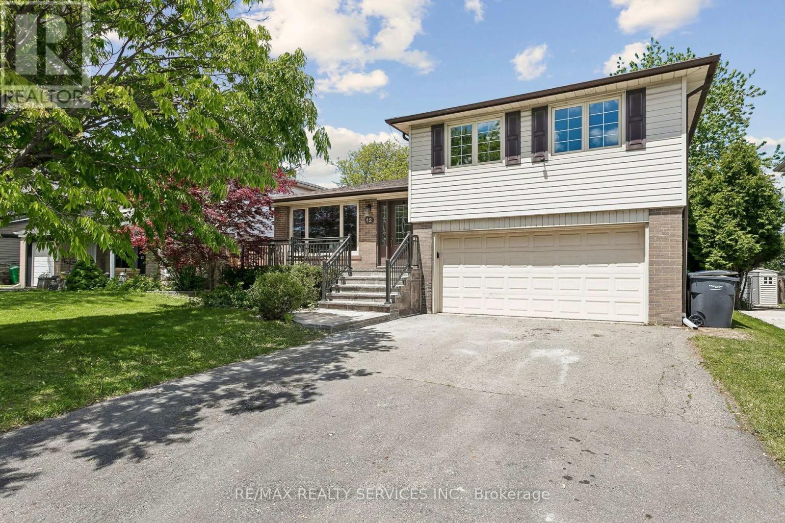 42 Watson Crescent, Brampton (Brampton East), Ontario  L6W 1E7 - Photo 2 - W13227826