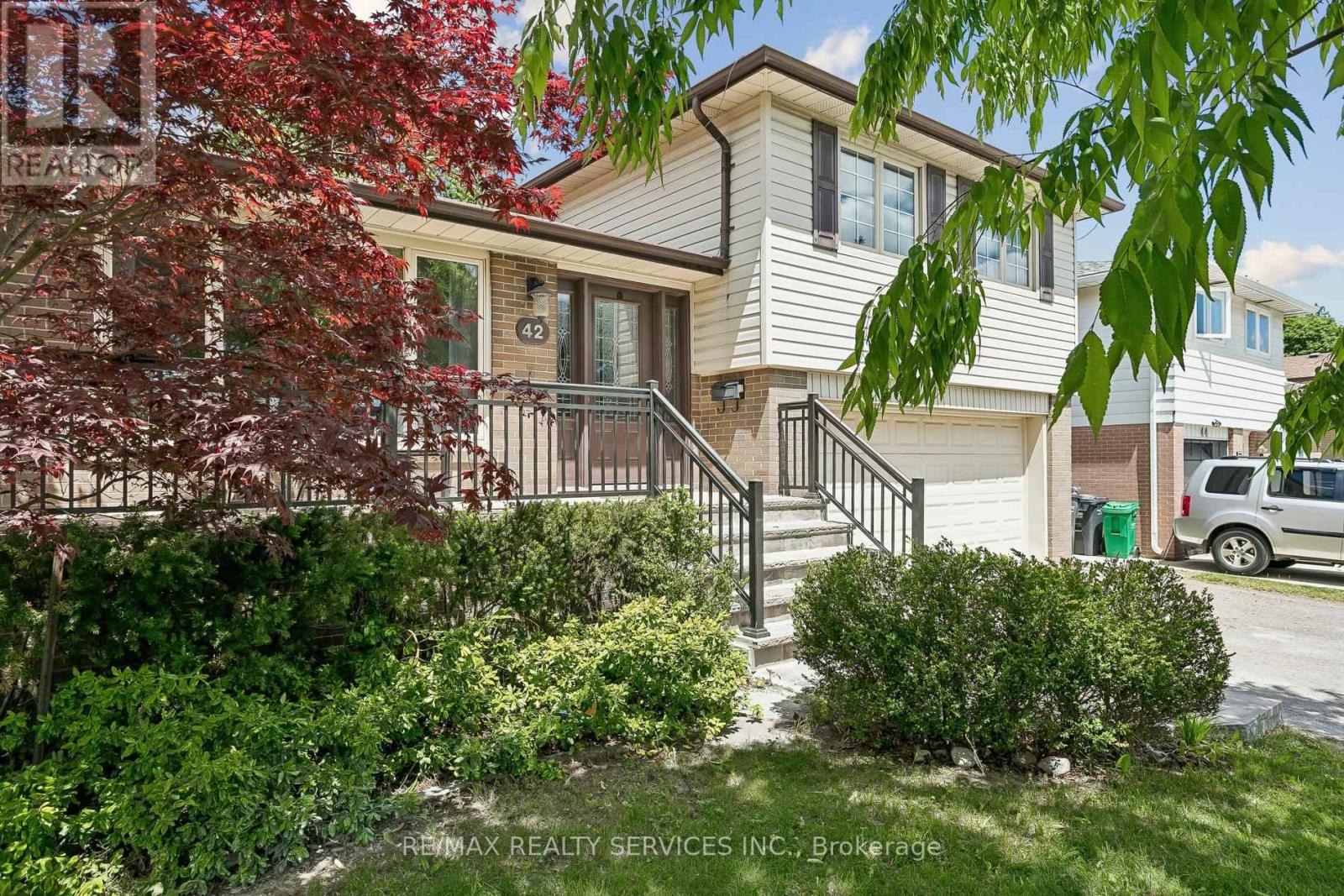 42 Watson Crescent, Brampton (Brampton East), Ontario  L6W 1E7 - Photo 3 - W13227826