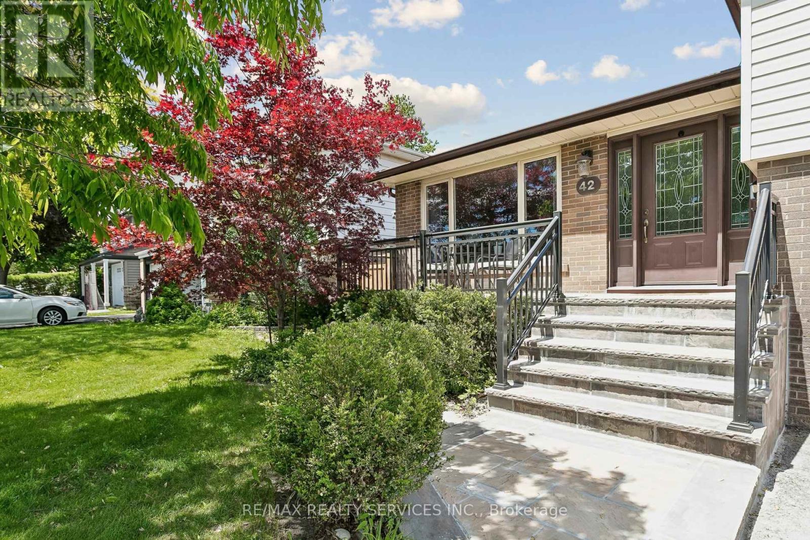 42 Watson Crescent, Brampton (Brampton East), Ontario  L6W 1E7 - Photo 4 - W13227826