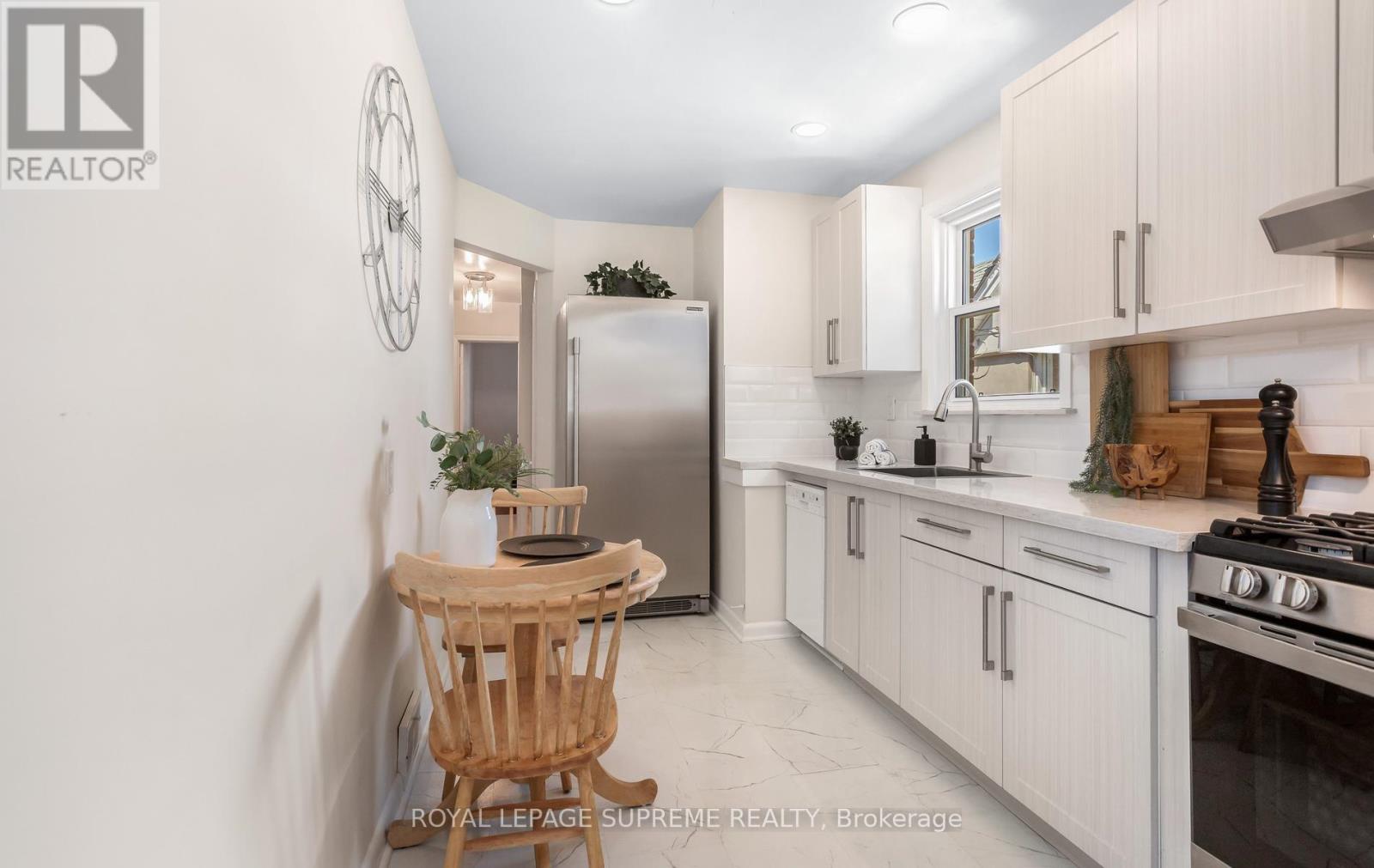 16 East Drive, Toronto, Ontario  M6N 2N7 - Photo 11 - W13227906