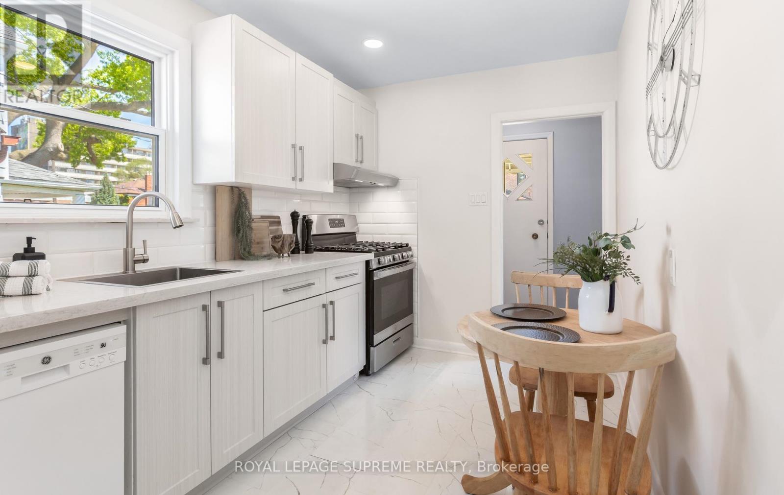 16 East Drive, Toronto, Ontario  M6N 2N7 - Photo 13 - W13227906