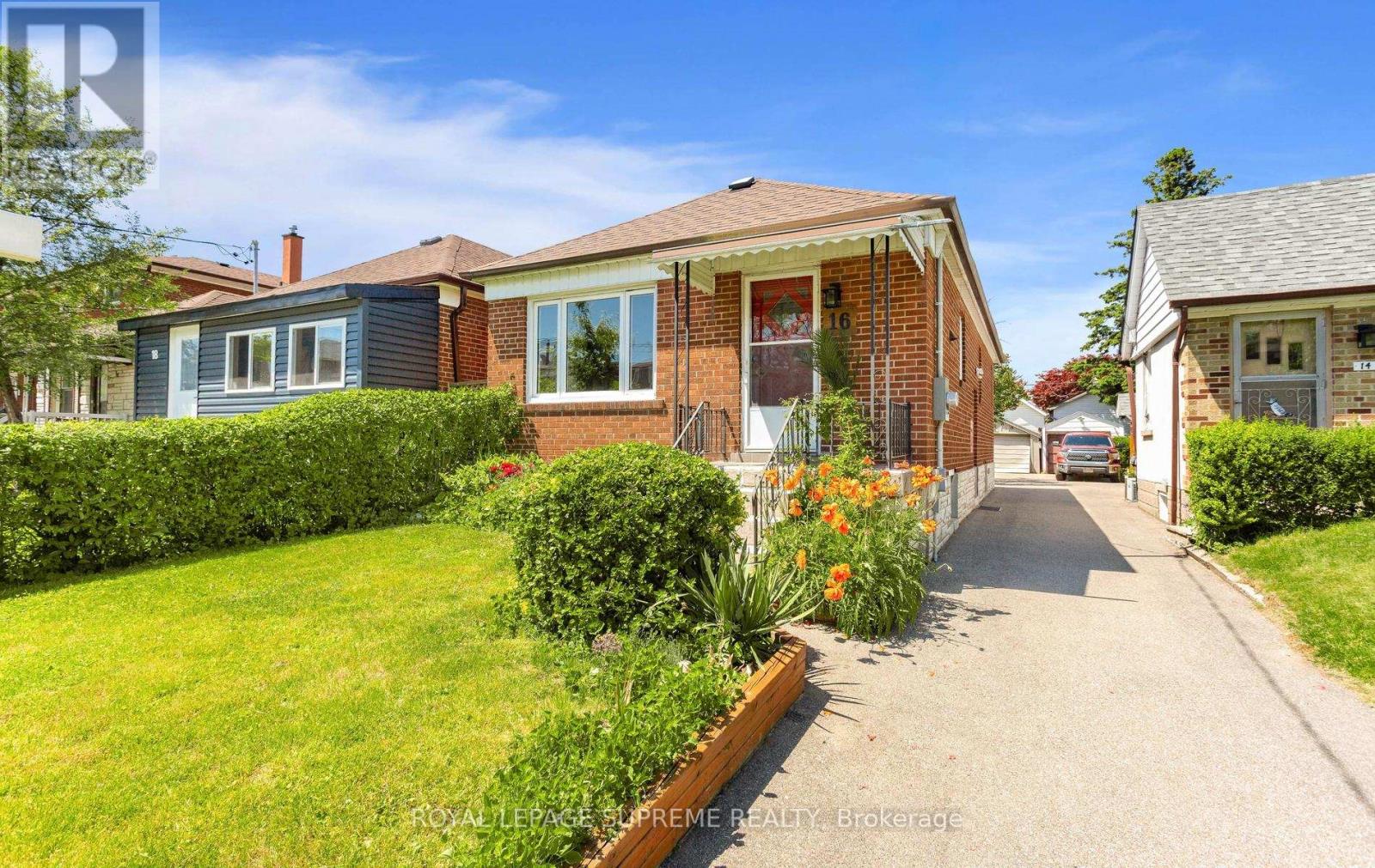 16 East Drive, Toronto, Ontario  M6N 2N7 - Photo 2 - W13227906