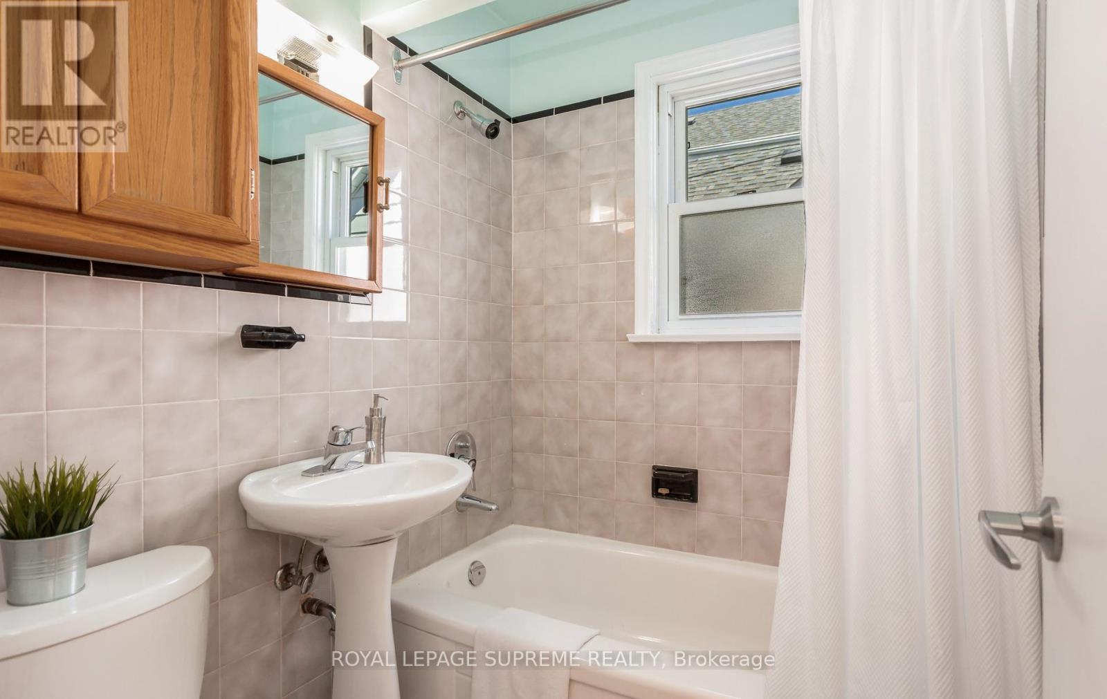 16 East Drive, Toronto, Ontario  M6N 2N7 - Photo 21 - W13227906