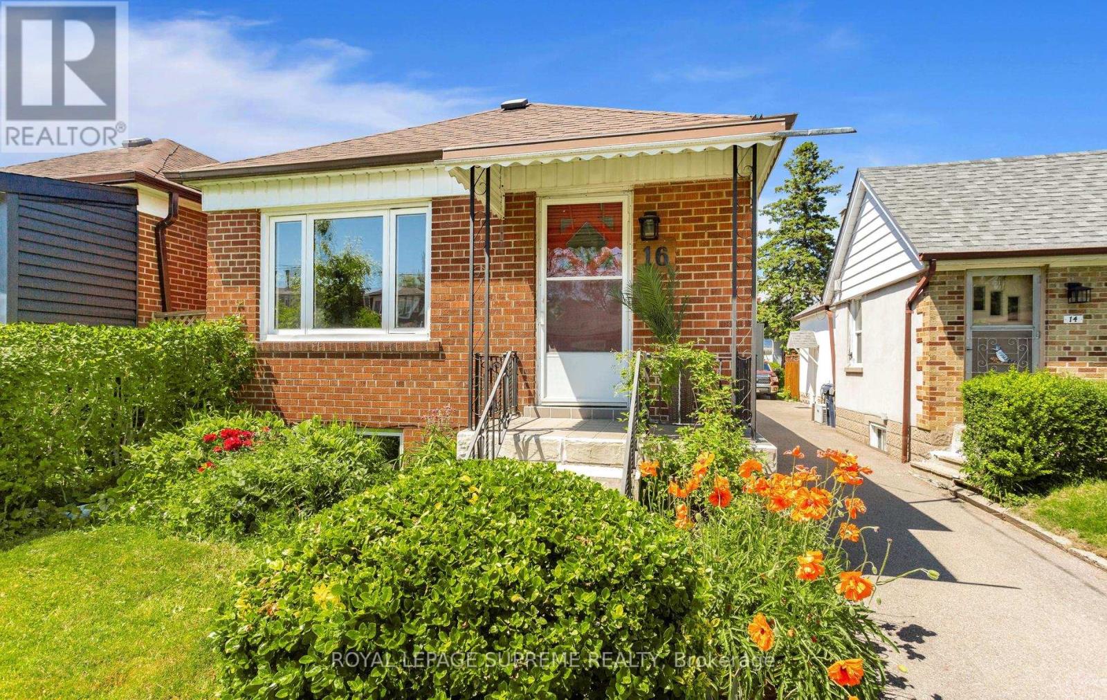 16 East Drive, Toronto, Ontario  M6N 2N7 - Photo 3 - W13227906