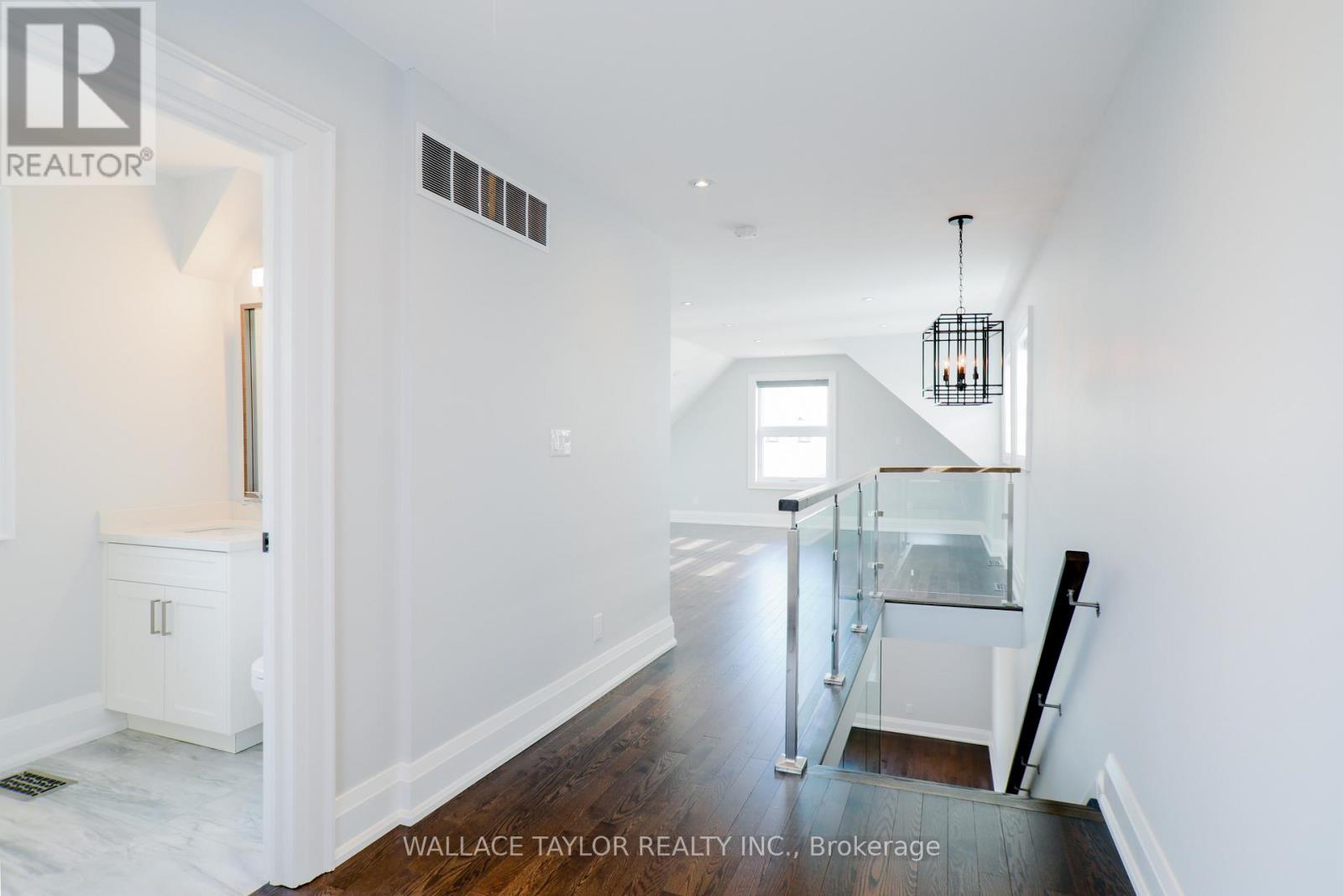 Upper - 148 Carlaw Avenue, Toronto, Ontario  M4M 2R9 - Photo 14 - E13228024