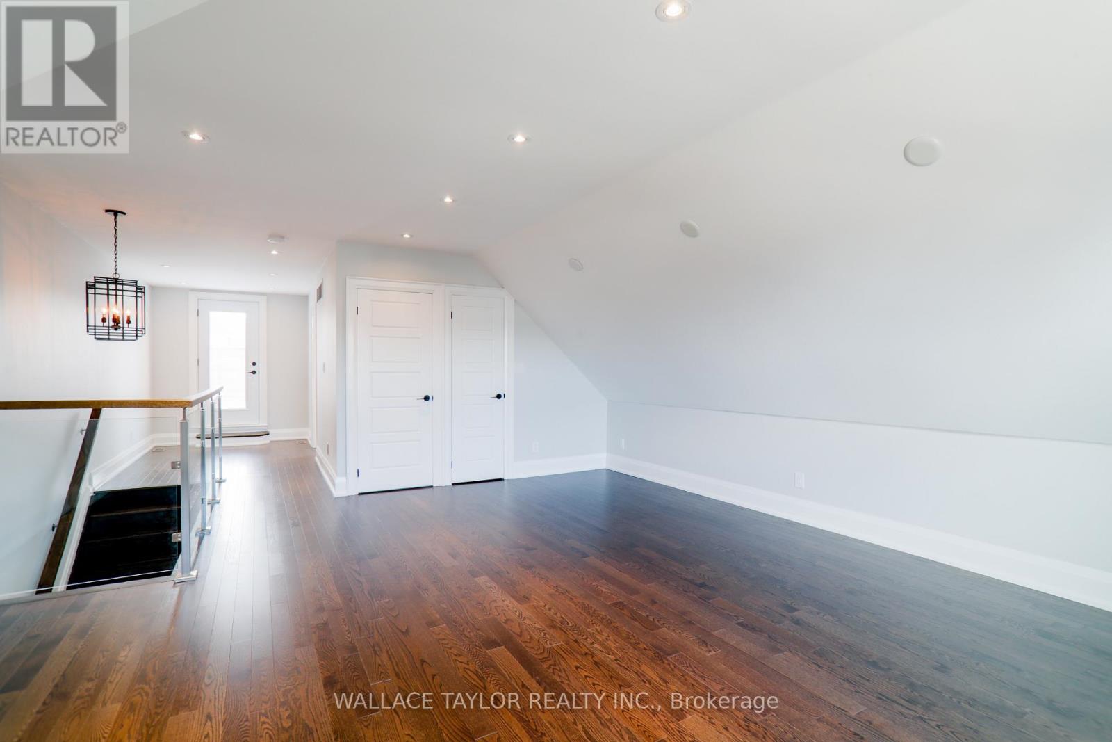 Upper - 148 Carlaw Avenue, Toronto, Ontario  M4M 2R9 - Photo 17 - E13228024