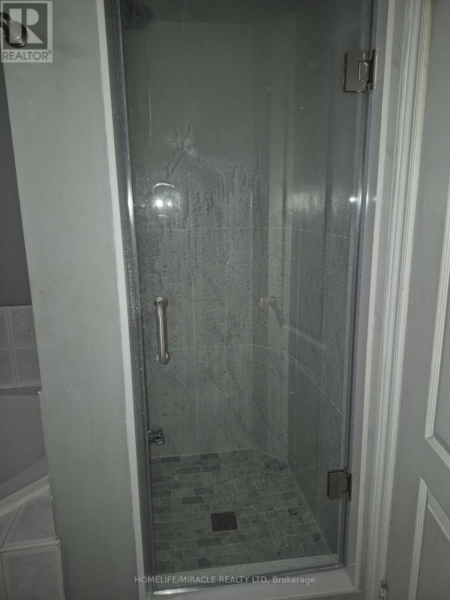 Upper - 124 Lindenshire Avenue, Vaughan, Ontario  L6A 2N5 - Photo 10 - N13227944