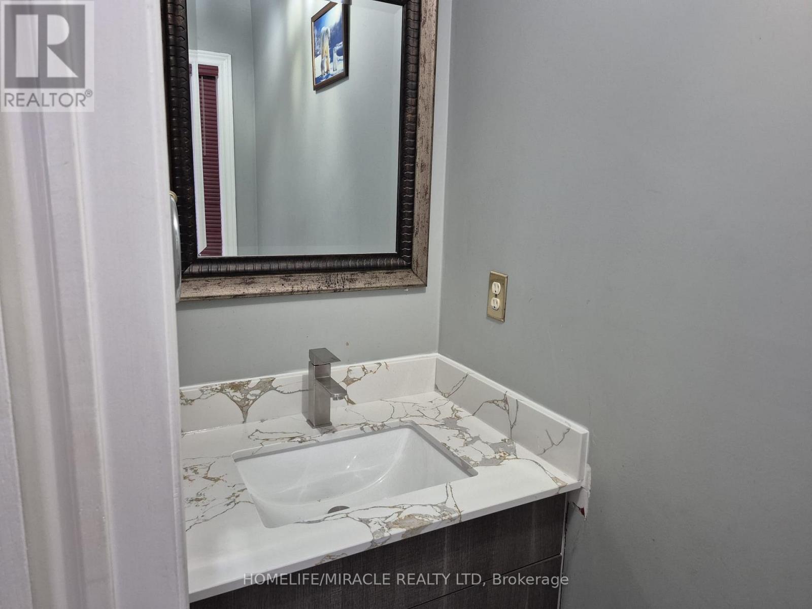 Upper - 124 Lindenshire Avenue, Vaughan, Ontario  L6A 2N5 - Photo 3 - N13227944