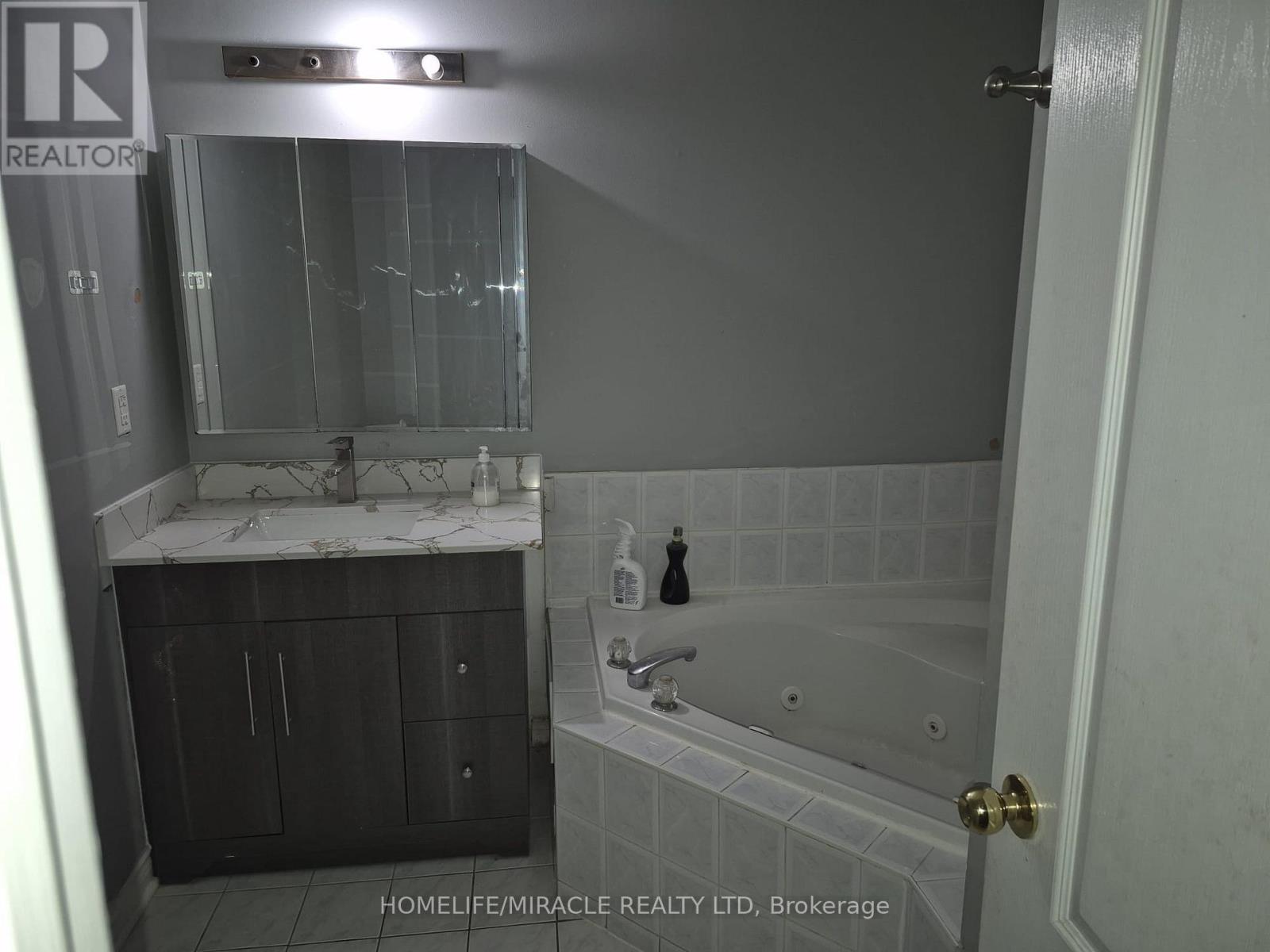 Upper - 124 Lindenshire Avenue, Vaughan, Ontario  L6A 2N5 - Photo 4 - N13227944