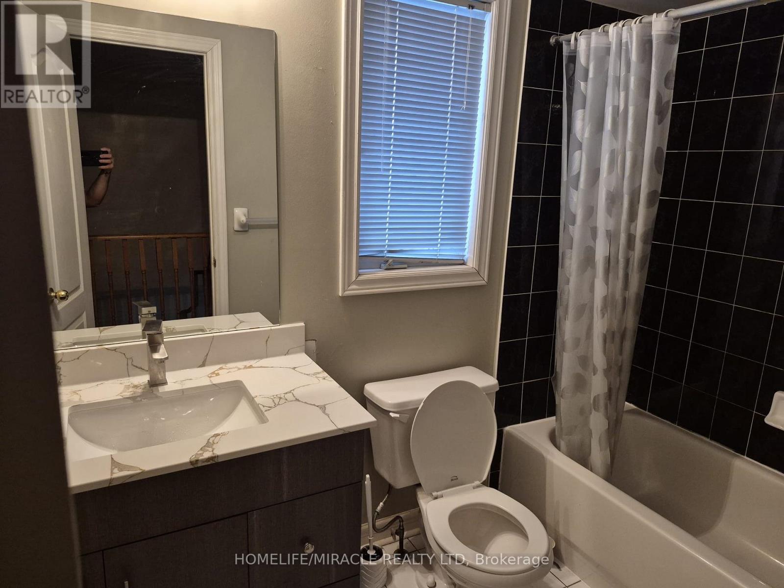 Upper - 124 Lindenshire Avenue, Vaughan, Ontario  L6A 2N5 - Photo 8 - N13227944