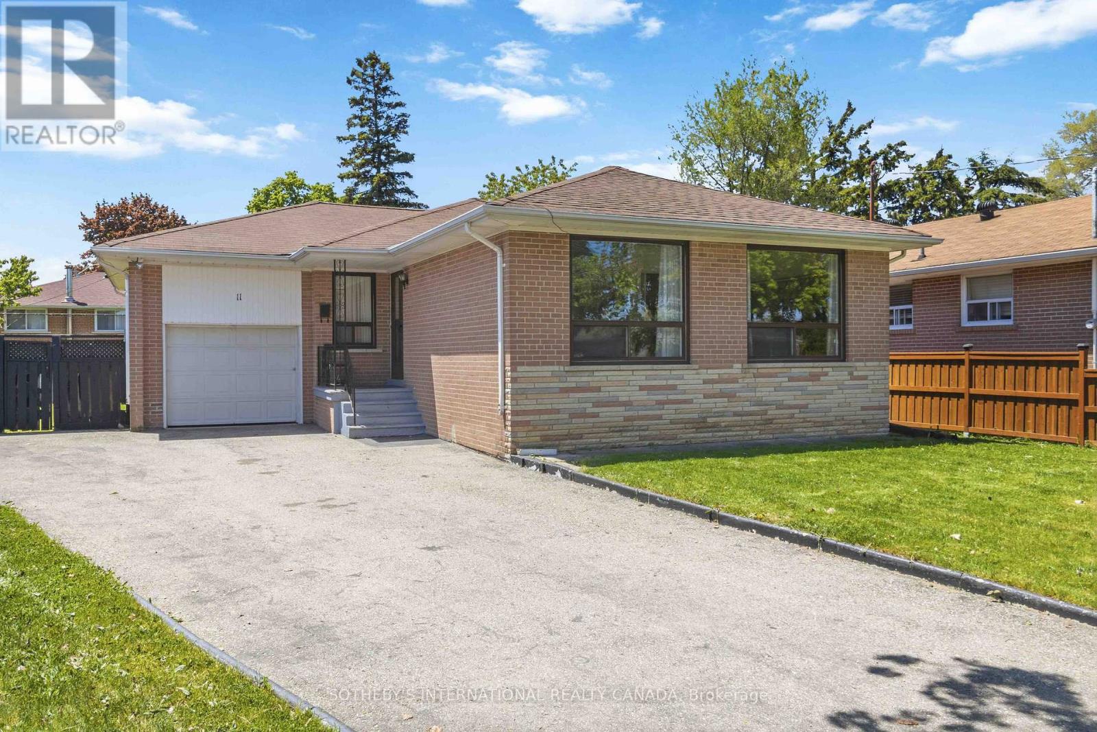 11 Pagoda Place, Toronto, Ontario  M9V 2V2 - Photo 2 - W13227920