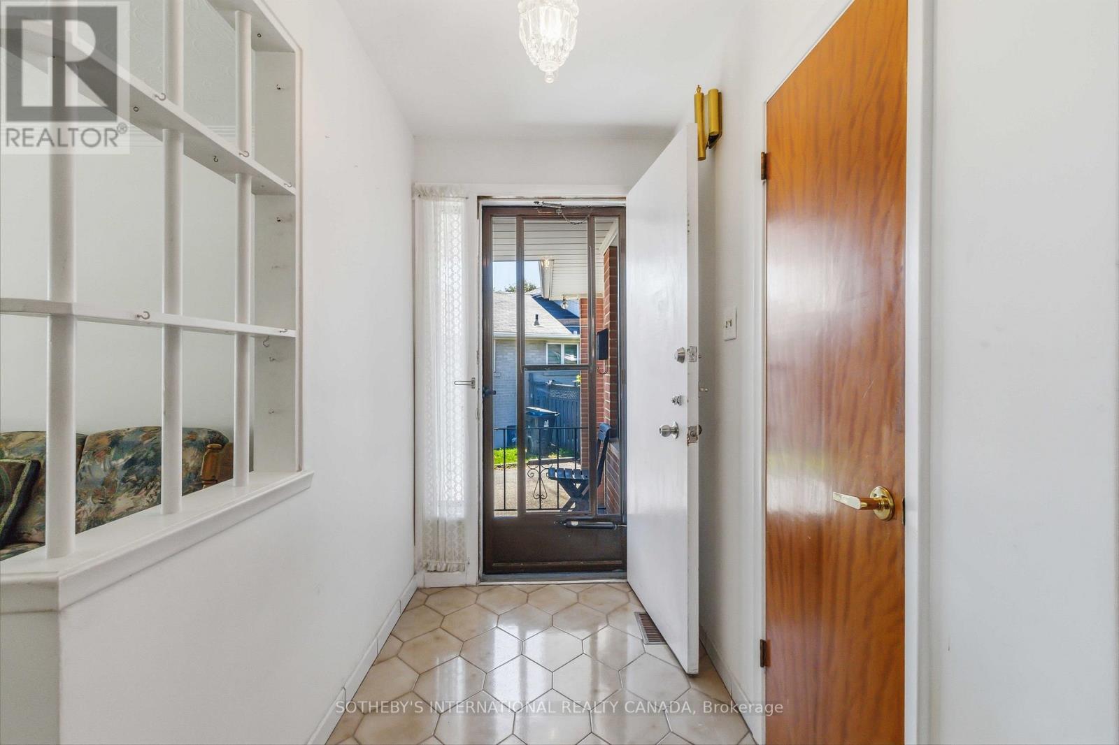 11 Pagoda Place, Toronto, Ontario  M9V 2V2 - Photo 3 - W13227920