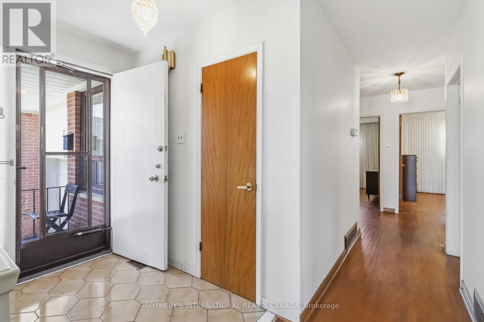 11 Pagoda Place, Toronto, Ontario  M9V 2V2 - Photo 4 - W13227920