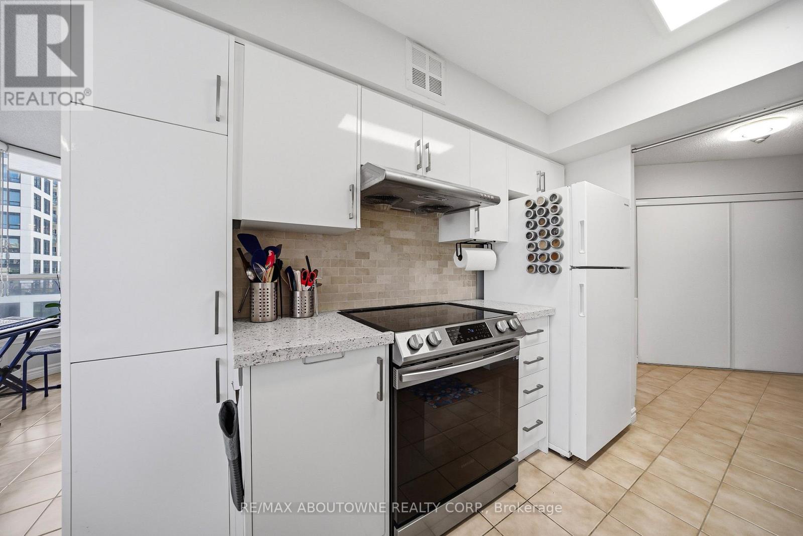 611 - 55 Elm Drive, Mississauga, Ontario  L5B 3Z3 - Photo 8 - W13228040