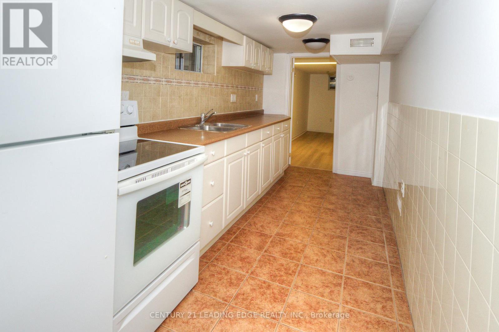 9 Wallington Avenue, Toronto, Ontario  M4C 2M7 - Photo 10 - E13228404