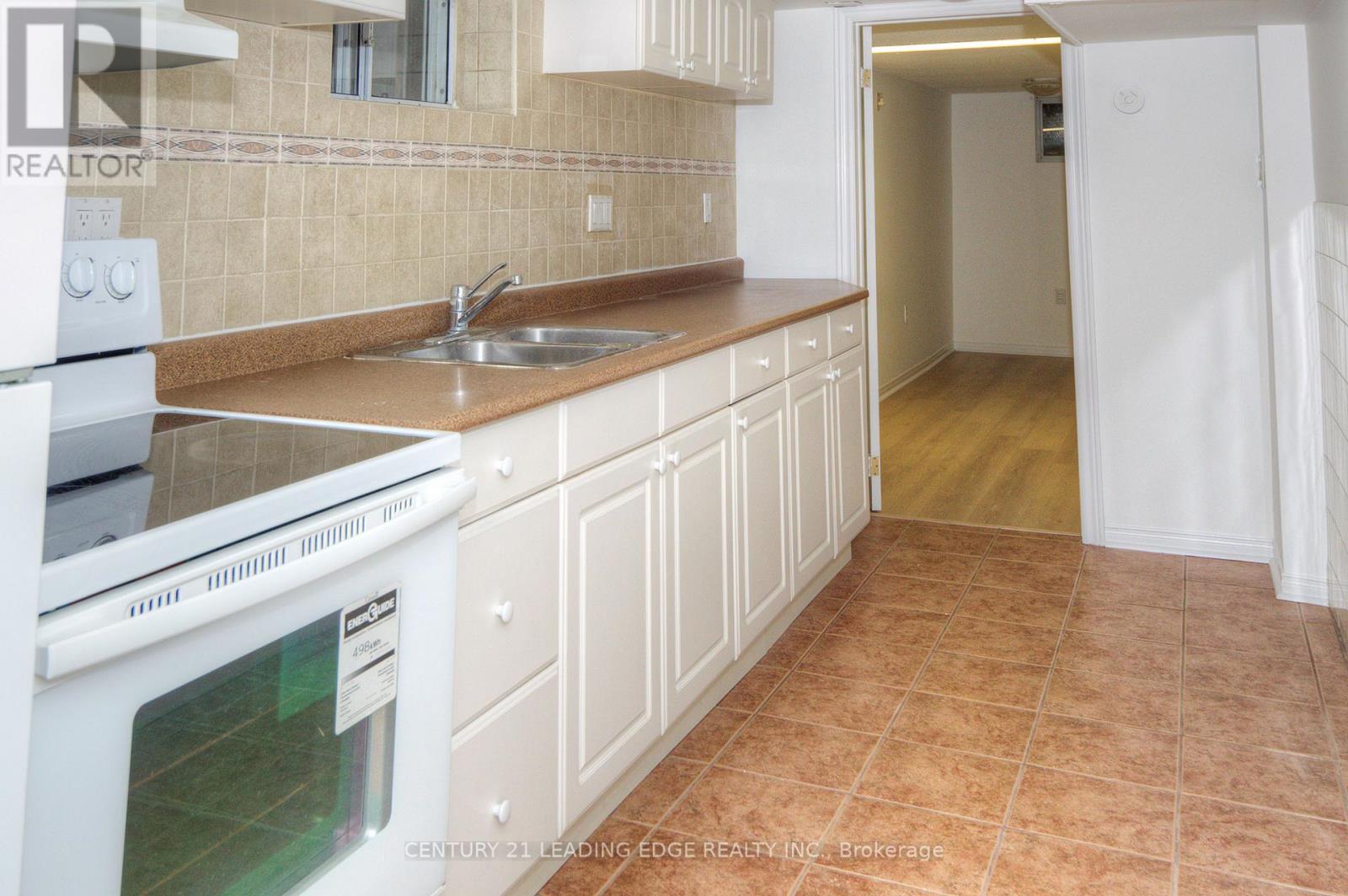 9 Wallington Avenue, Toronto, Ontario  M4C 2M7 - Photo 11 - E13228404