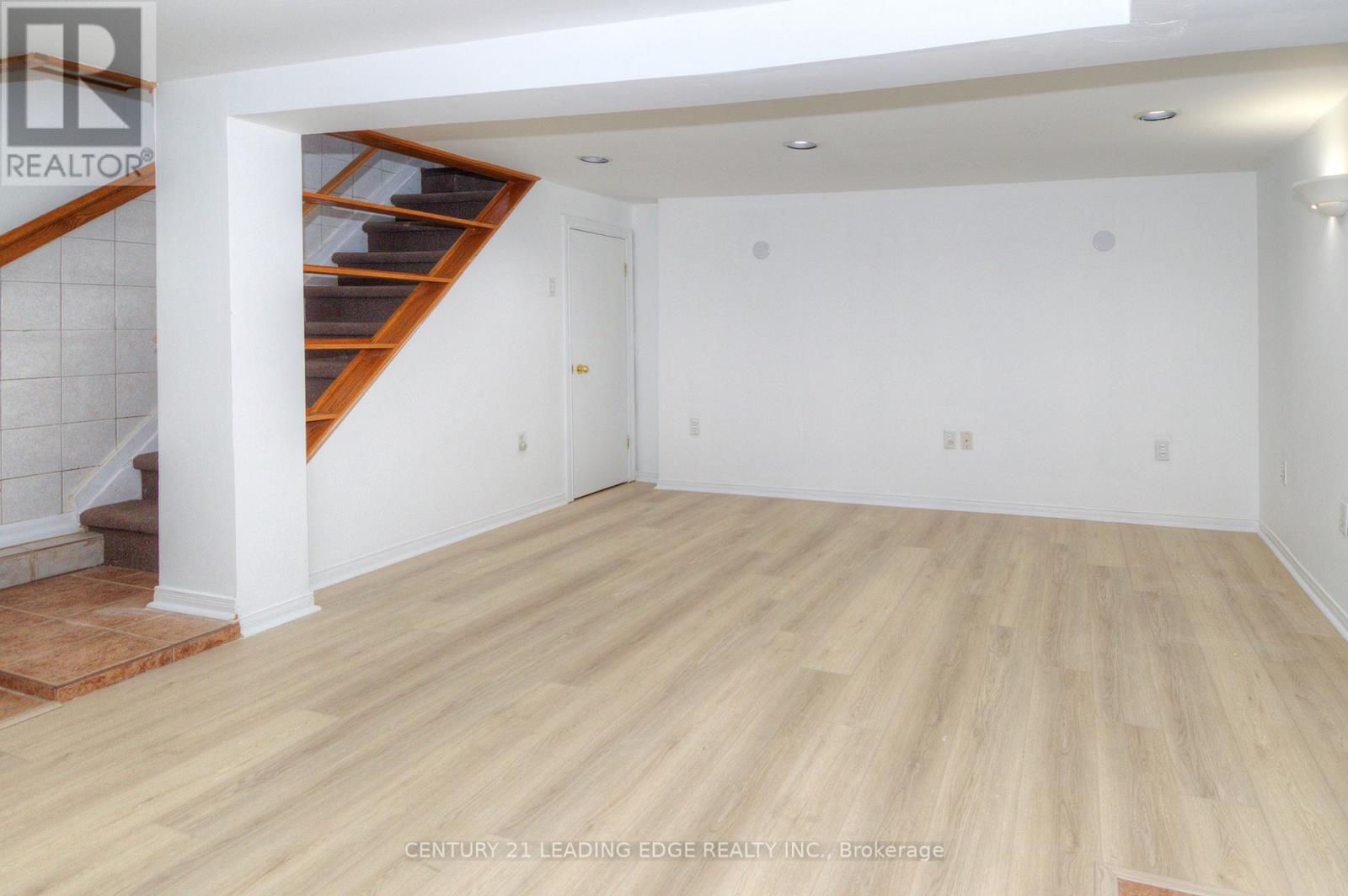 9 Wallington Avenue, Toronto, Ontario  M4C 2M7 - Photo 3 - E13228404