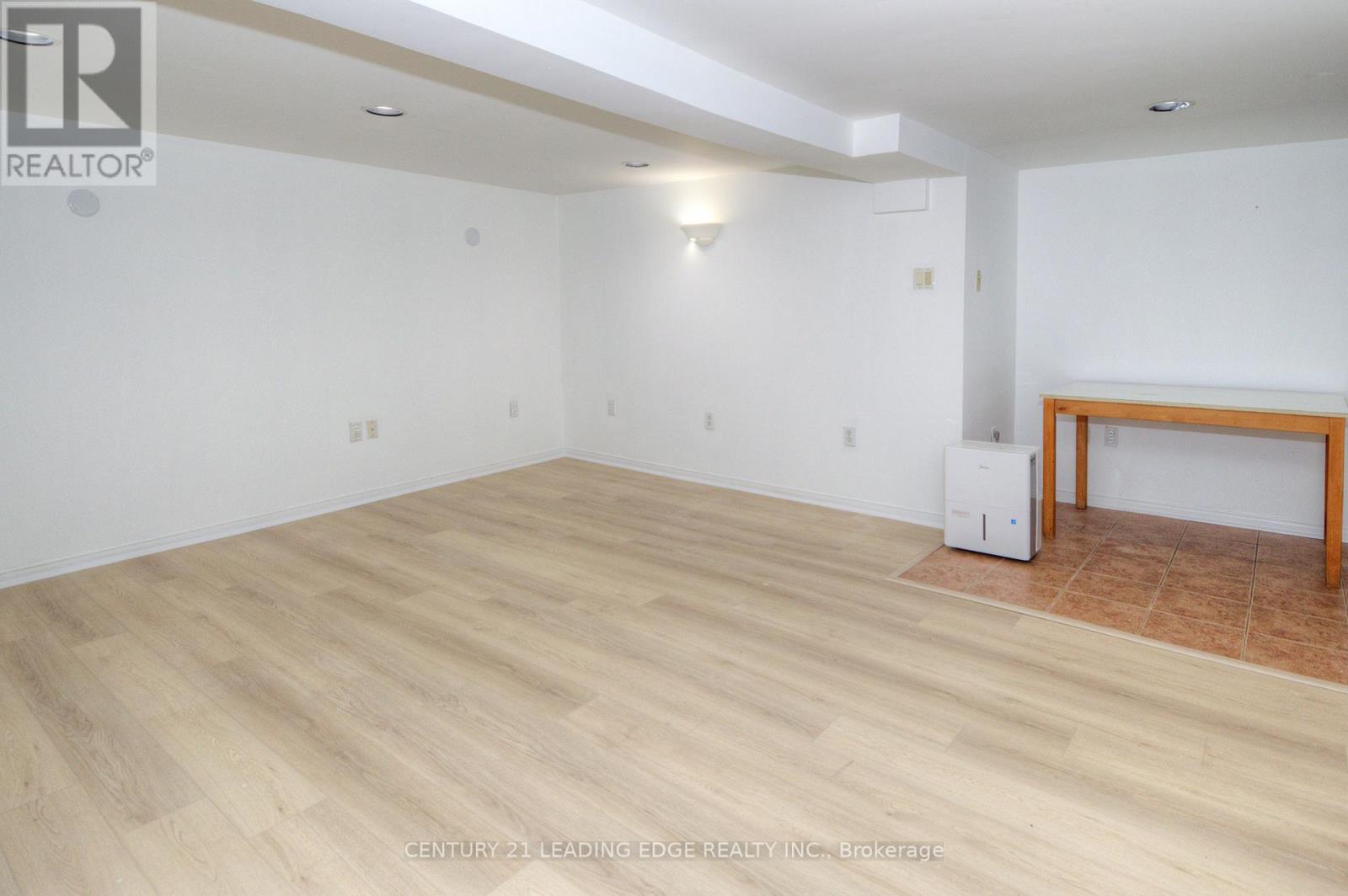 9 Wallington Avenue, Toronto, Ontario  M4C 2M7 - Photo 4 - E13228404