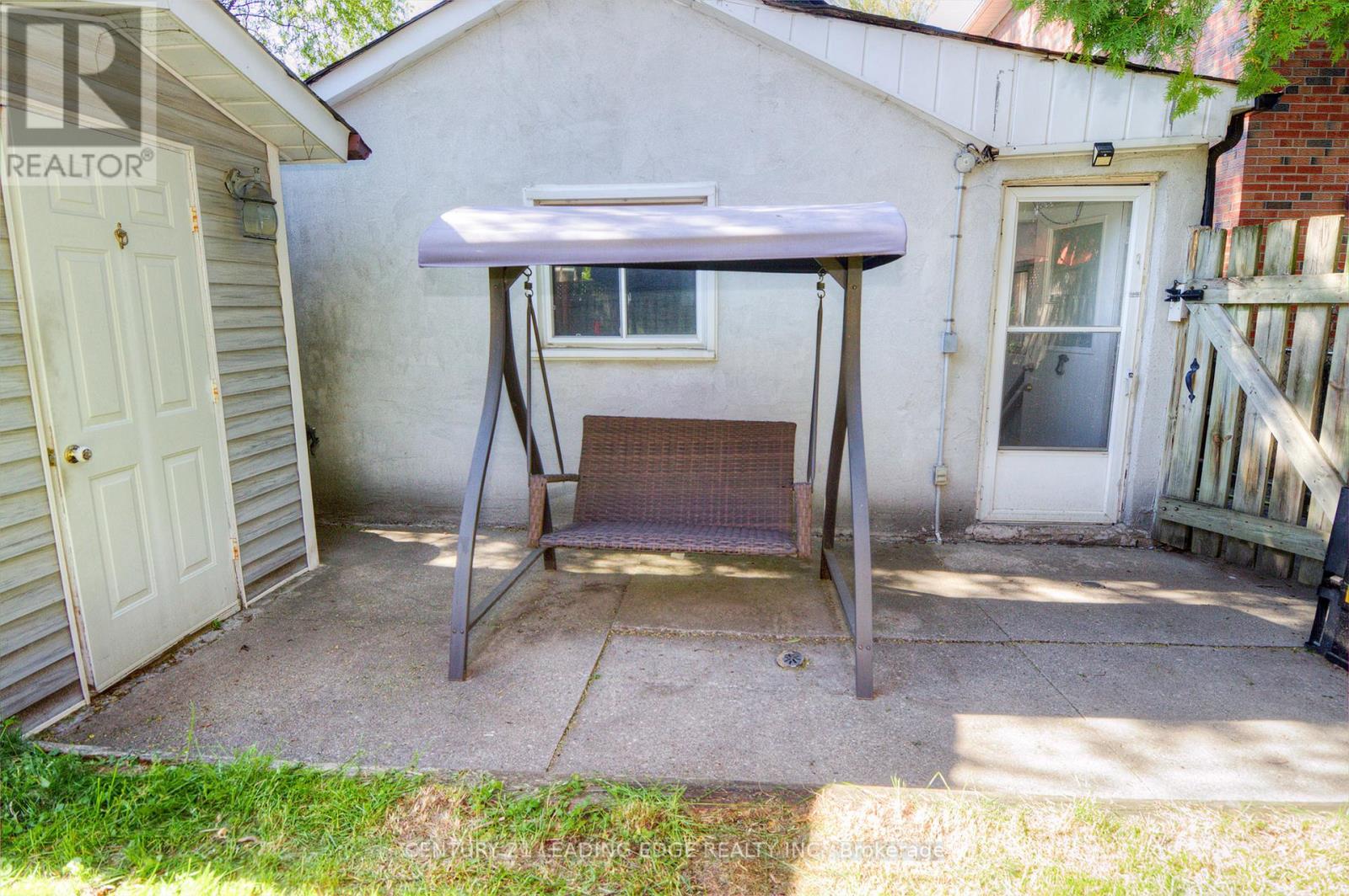 9 Wallington Avenue, Toronto, Ontario  M4C 2M7 - Photo 40 - E13228404