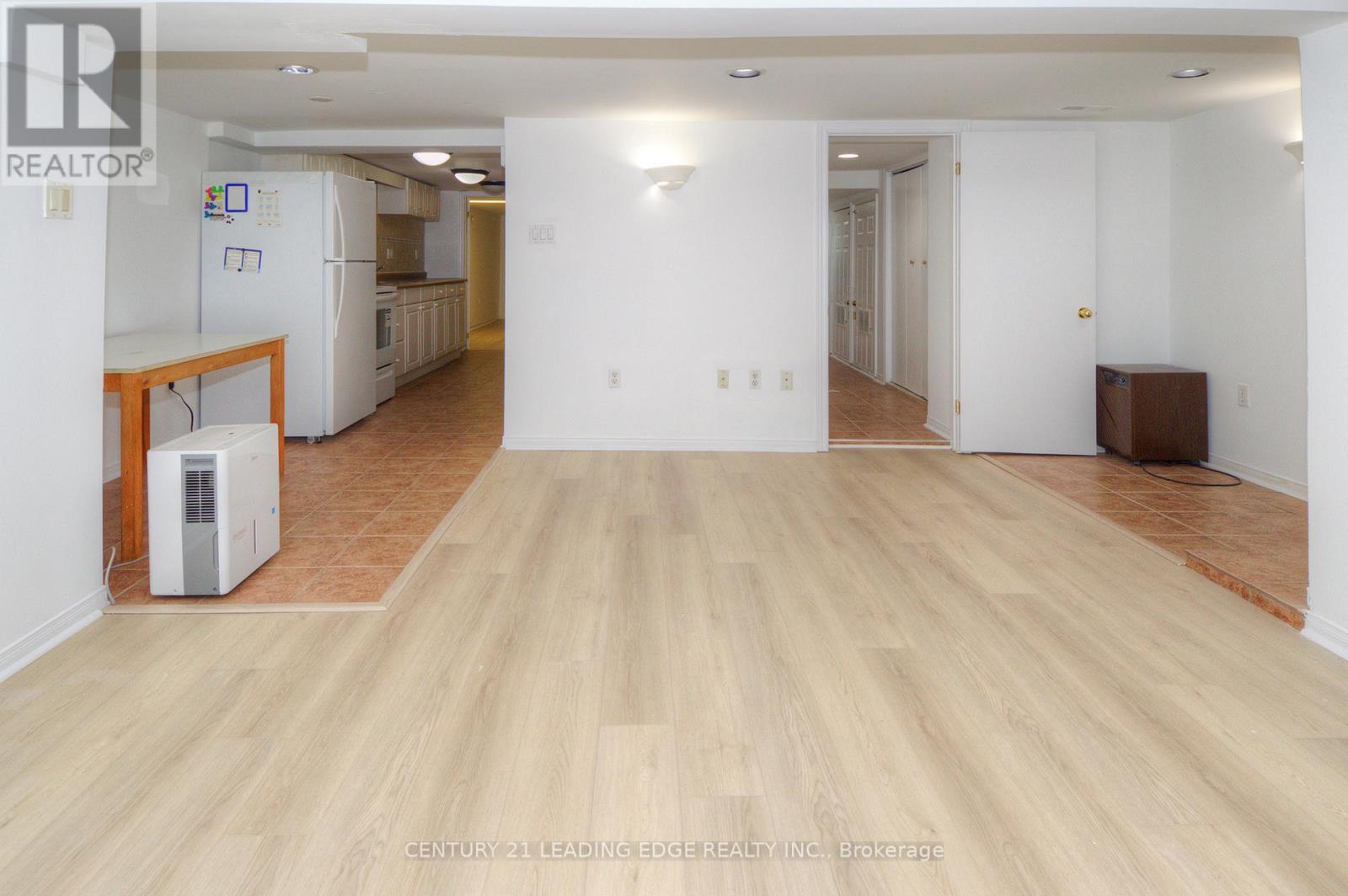 9 Wallington Avenue, Toronto, Ontario  M4C 2M7 - Photo 5 - E13228404