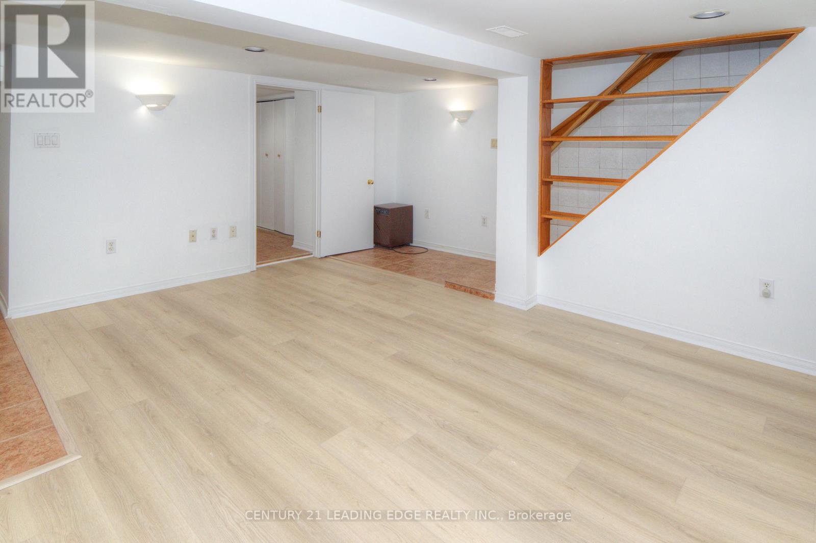 9 Wallington Avenue, Toronto, Ontario  M4C 2M7 - Photo 6 - E13228404