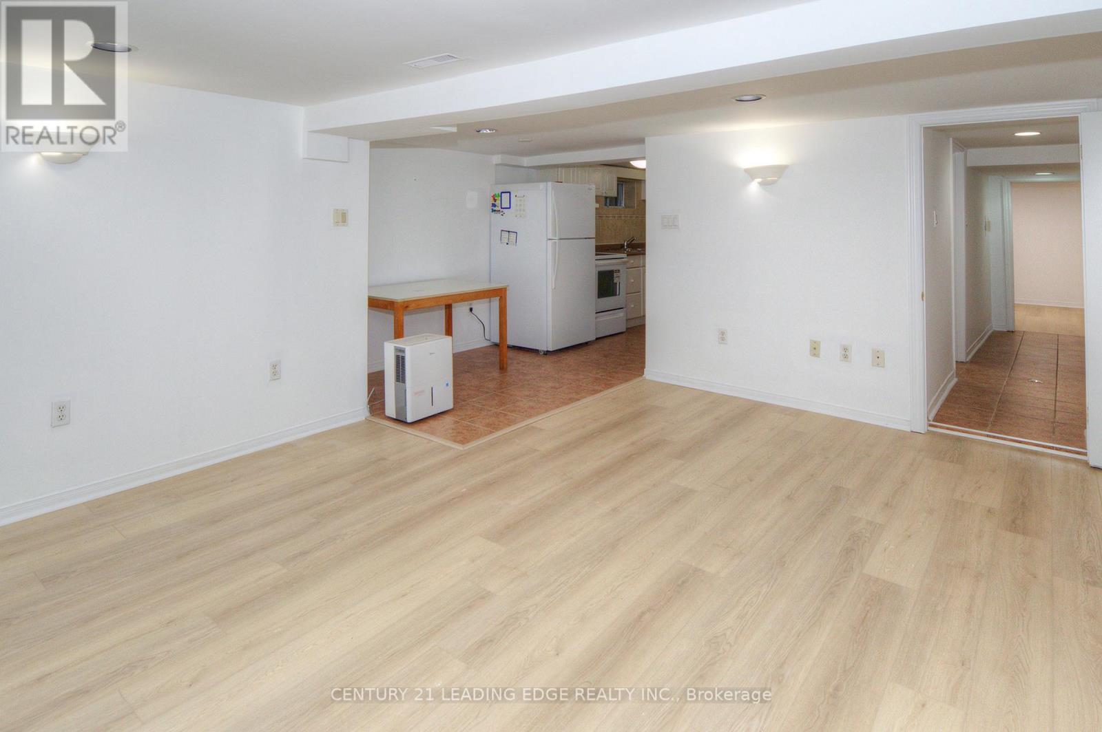 9 Wallington Avenue, Toronto, Ontario  M4C 2M7 - Photo 7 - E13228404