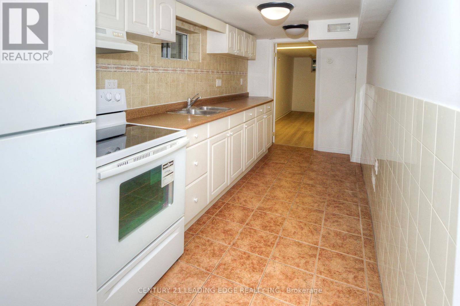 9 Wallington Avenue, Toronto, Ontario  M4C 2M7 - Photo 9 - E13228404
