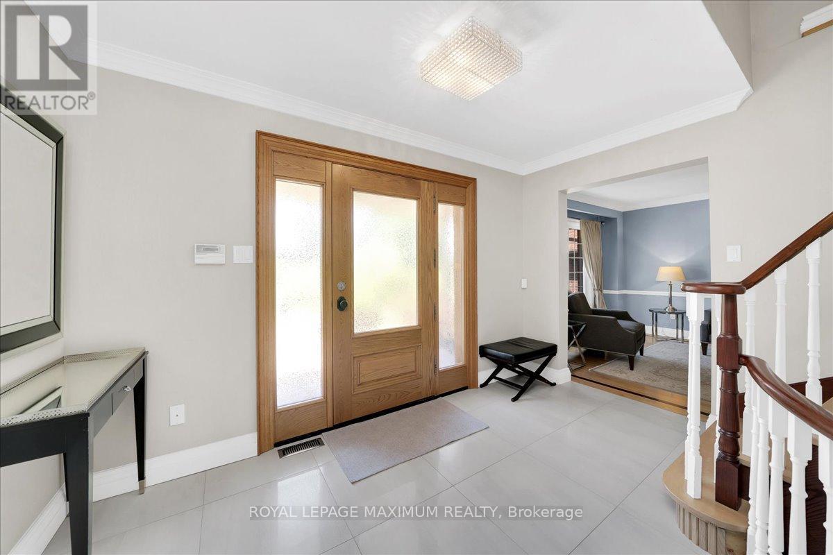 62 Montgomery Court, Markham, Ontario  L3R 0C1 - Photo 4 - N13228114