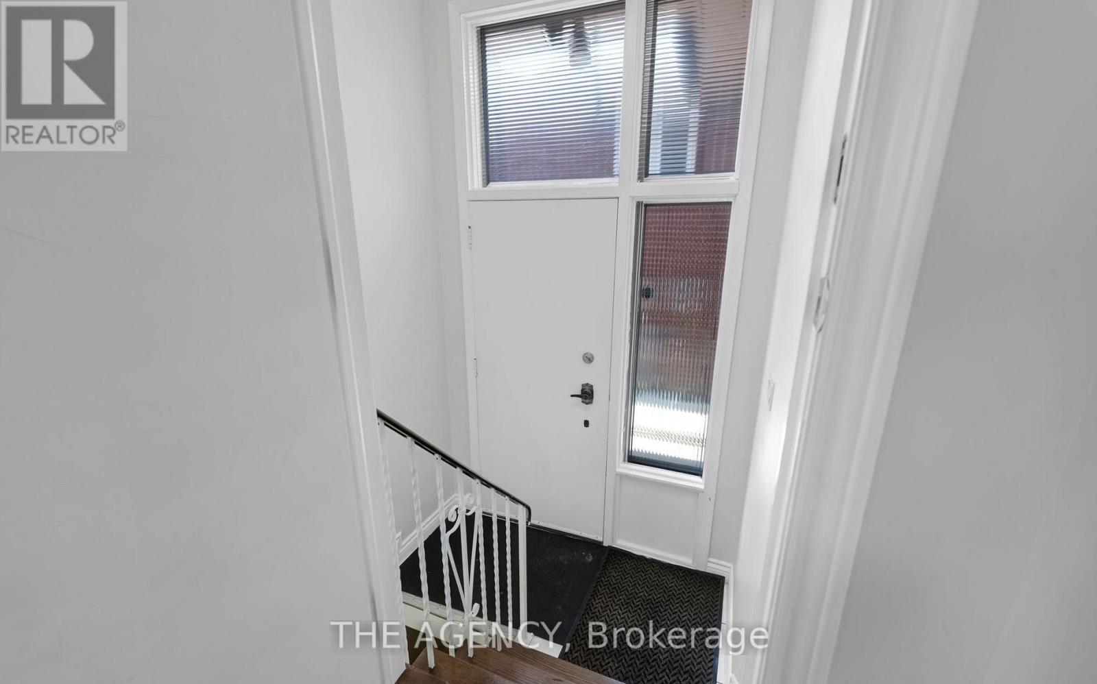 1038 Alexandra Avenue, Mississauga, Ontario  L5E 1Z8 - Photo 3 - W13228200