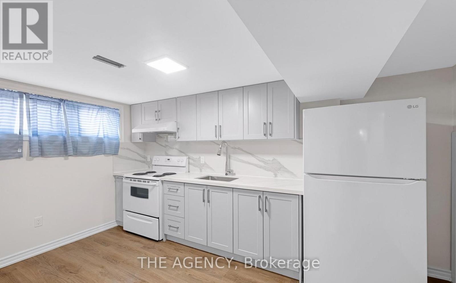1038 Alexandra Avenue, Mississauga, Ontario  L5E 1Z8 - Photo 8 - W13228200