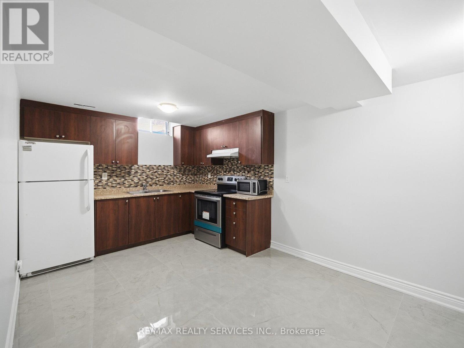 Lower - 8 Deerpark Crescent S, Brampton, Ontario  L6X 2T7 - Photo 10 - W13228230