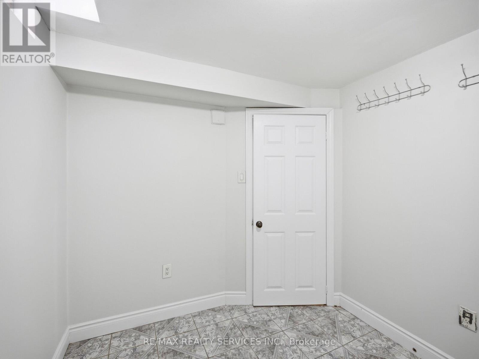 Lower - 8 Deerpark Crescent S, Brampton, Ontario  L6X 2T7 - Photo 15 - W13228230