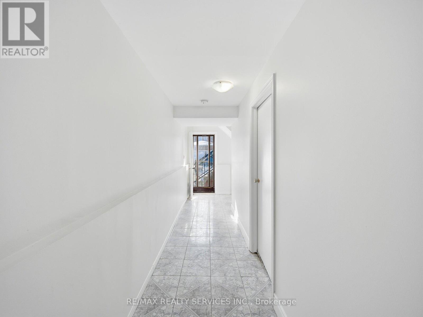 Lower - 8 Deerpark Crescent S, Brampton, Ontario  L6X 2T7 - Photo 3 - W13228230