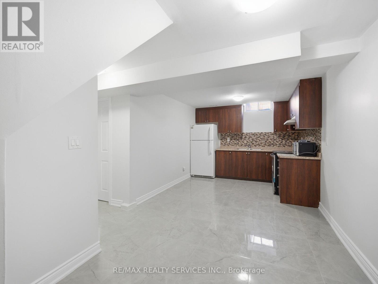 Lower - 8 Deerpark Crescent S, Brampton, Ontario  L6X 2T7 - Photo 8 - W13228230