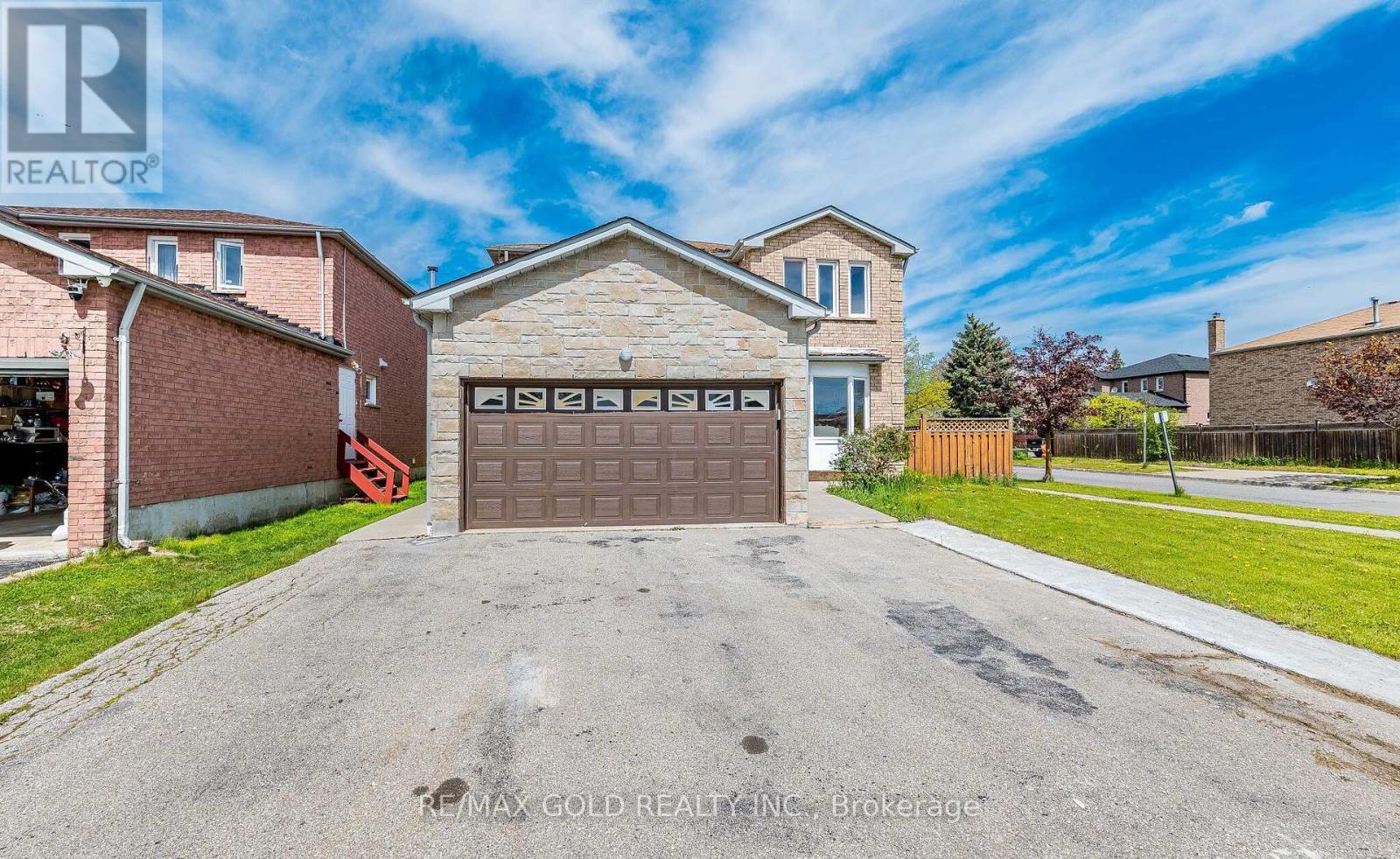 92 Moffatt Avenue, Brampton, Ontario  L6Y 4K8 - Photo 2 - W13228276
