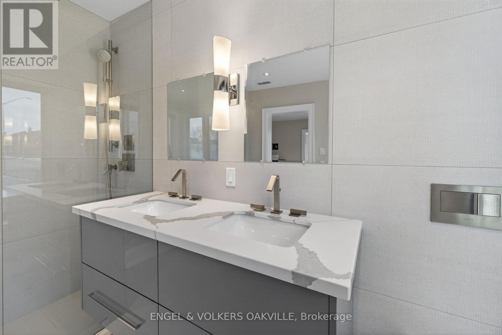 67 Lakeshore Road W, Oakville, Ontario  L6K 1C9 - Photo 30 - W13228298