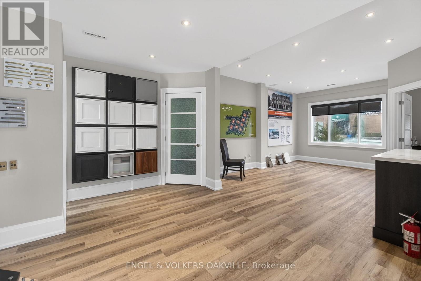 67 Lakeshore Road W, Oakville, Ontario  L6K 1C9 - Photo 7 - W13228298