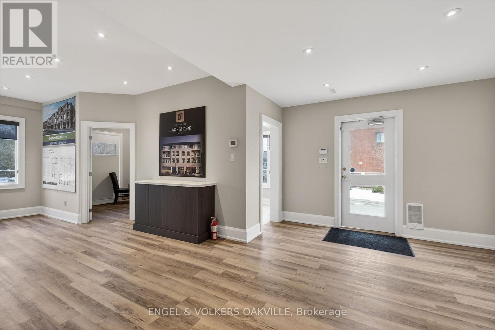 67 Lakeshore Road W, Oakville, Ontario  L6K 1C9 - Photo 9 - W13228298