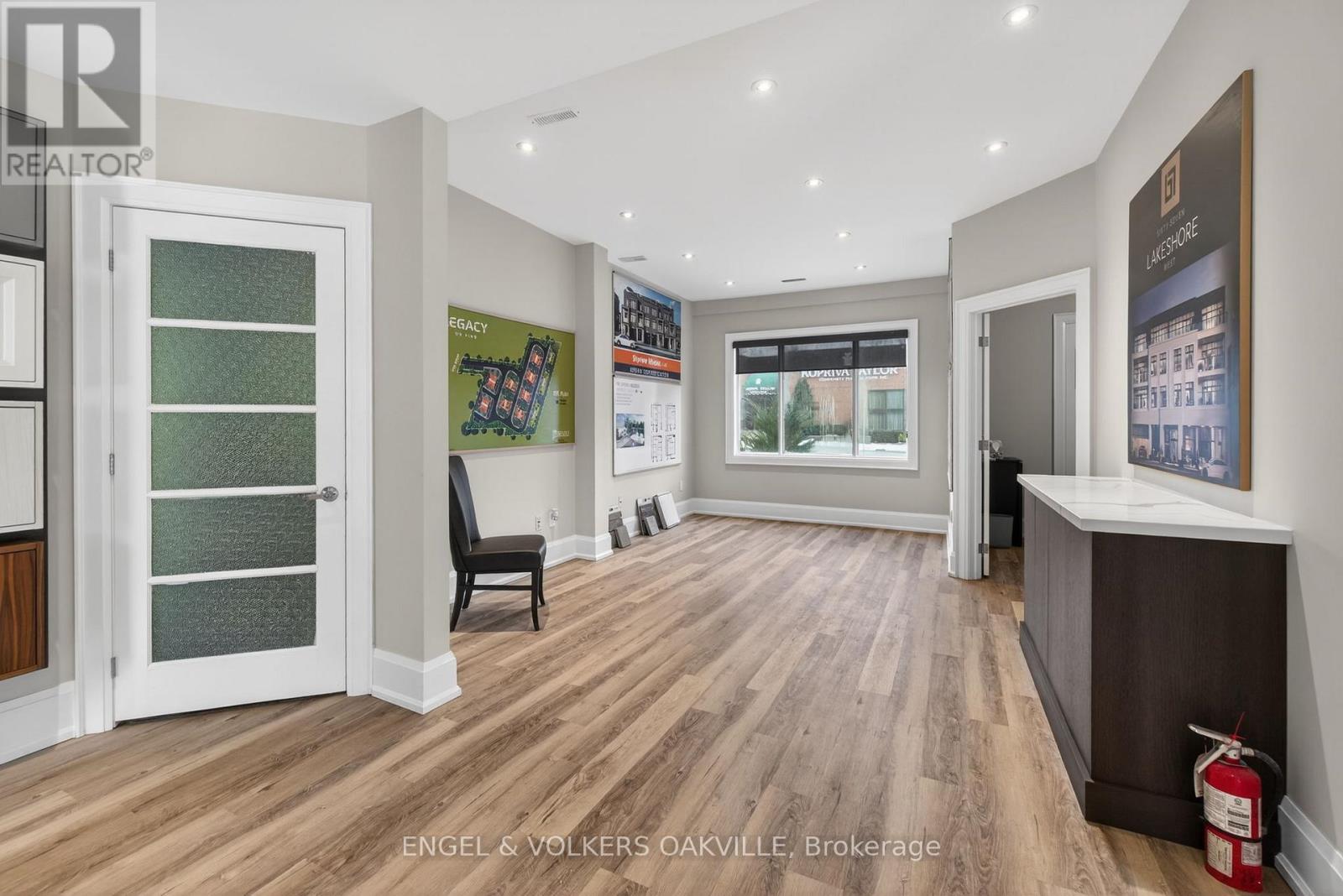 67 Lakeshore Road W, Oakville, Ontario  L6K 1C9 - Photo 11 - W13228350
