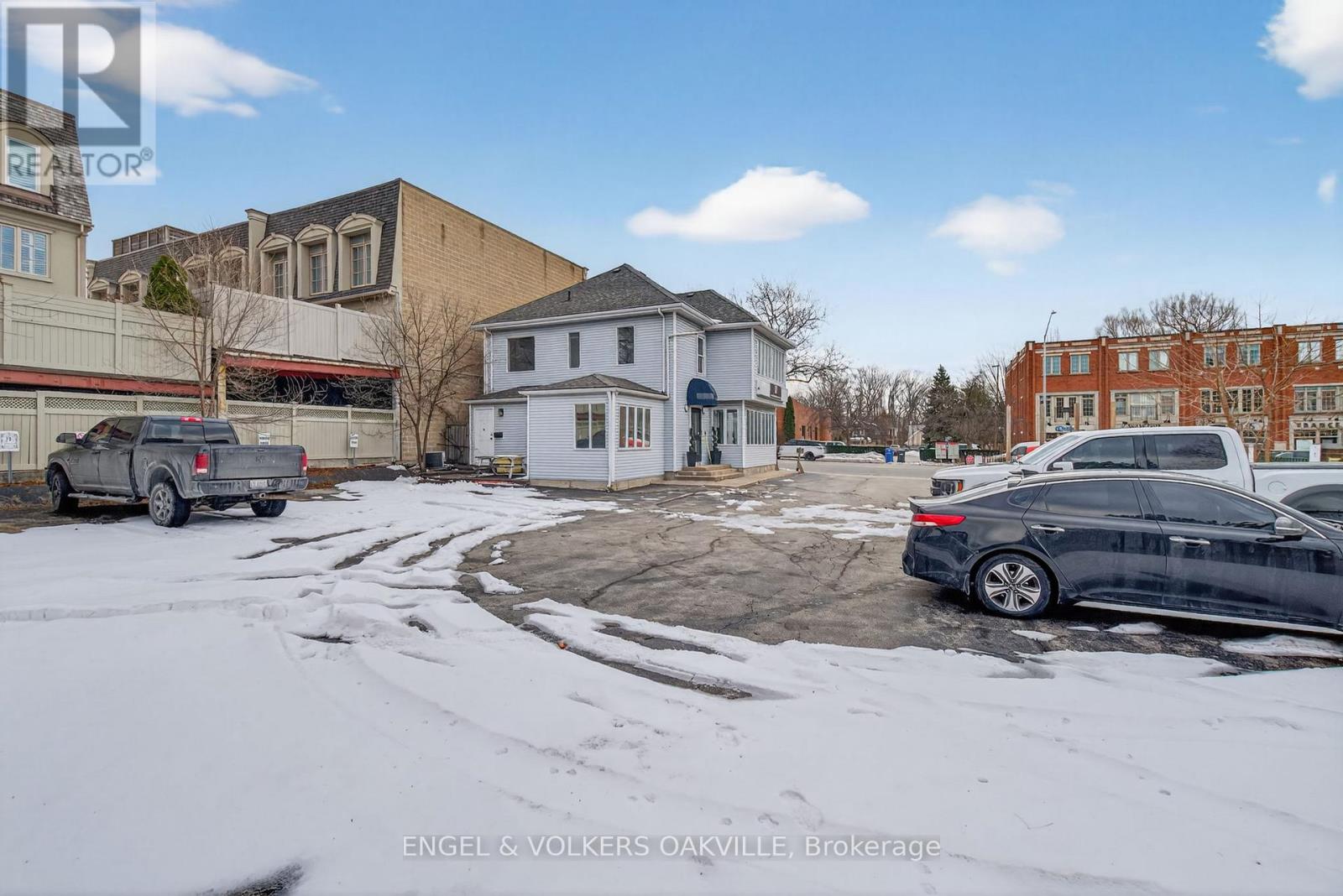 67 Lakeshore Road W, Oakville, Ontario  L6K 1C9 - Photo 6 - W13228350