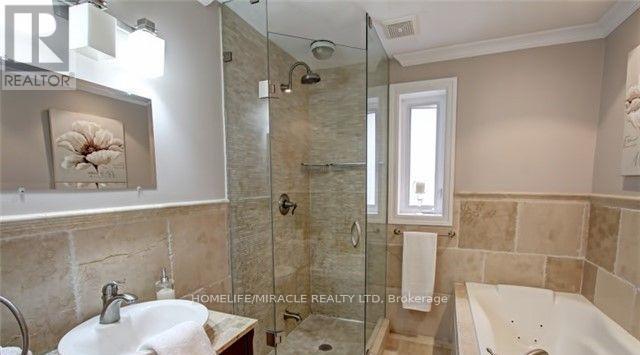 Upper - 1058 Alexandra Avenue W, Mississauga, Ontario  L5E 1Z8 - Photo 4 - W13228358