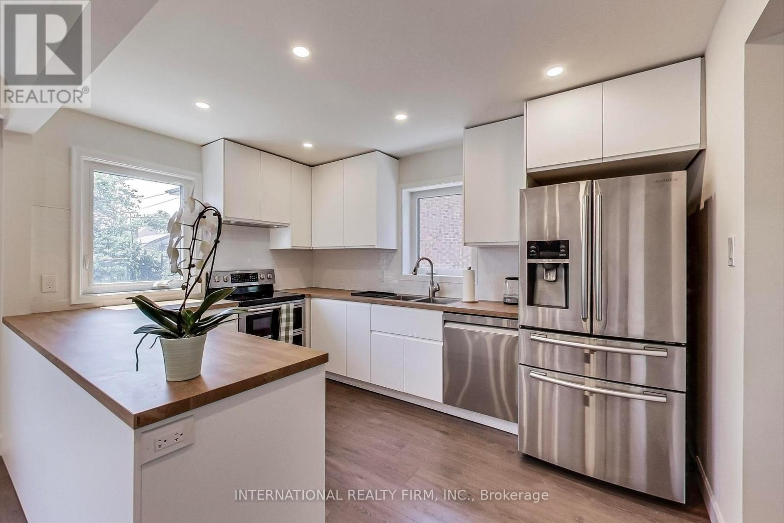1097 Glengrove Avenue, Toronto, Ontario  M6B 2K3 - Photo 10 - W13228400