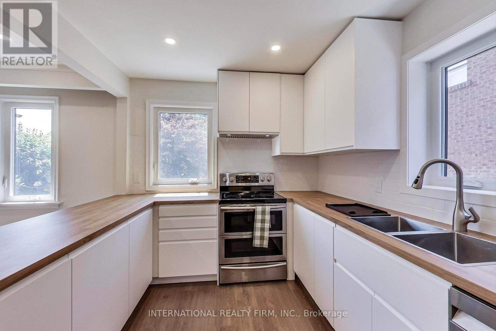 1097 Glengrove Avenue, Toronto, Ontario  M6B 2K3 - Photo 11 - W13228400