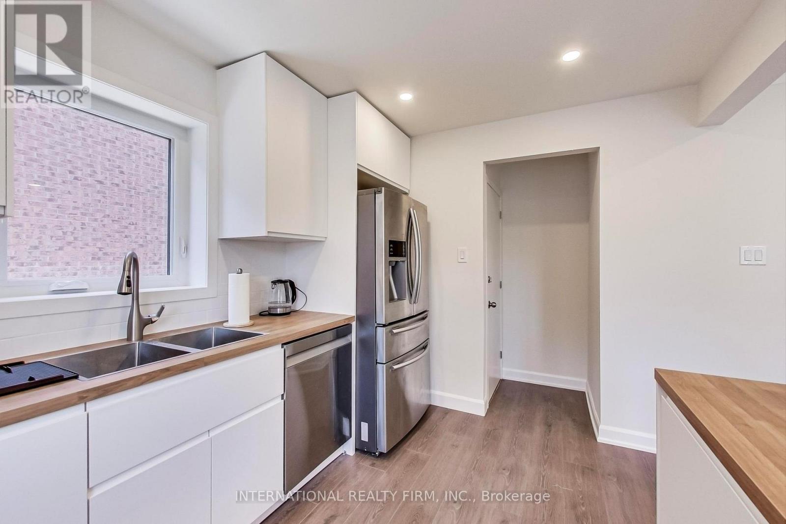 1097 Glengrove Avenue, Toronto, Ontario  M6B 2K3 - Photo 12 - W13228400