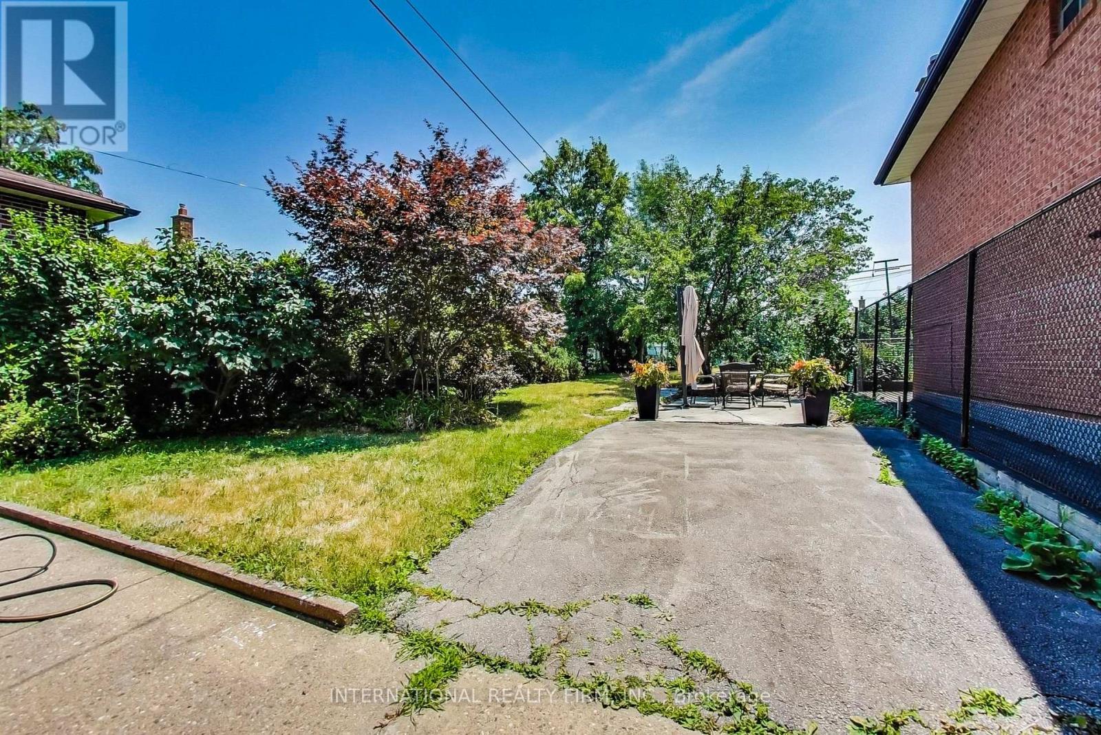 1097 Glengrove Avenue, Toronto, Ontario  M6B 2K3 - Photo 24 - W13228400